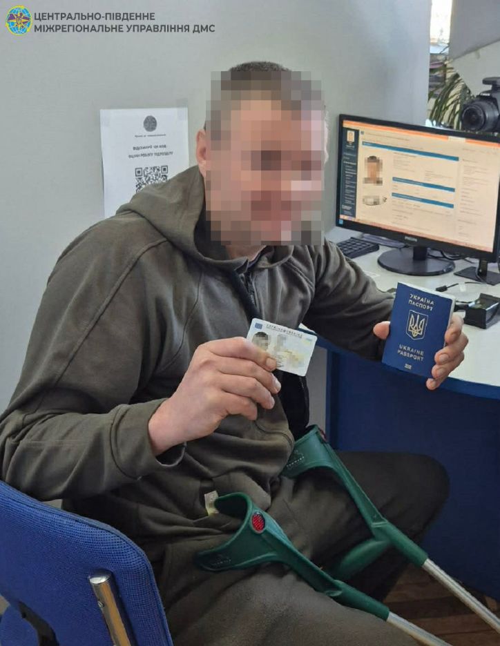 Пораненому військовослужбовцю відновили документи під час лікування