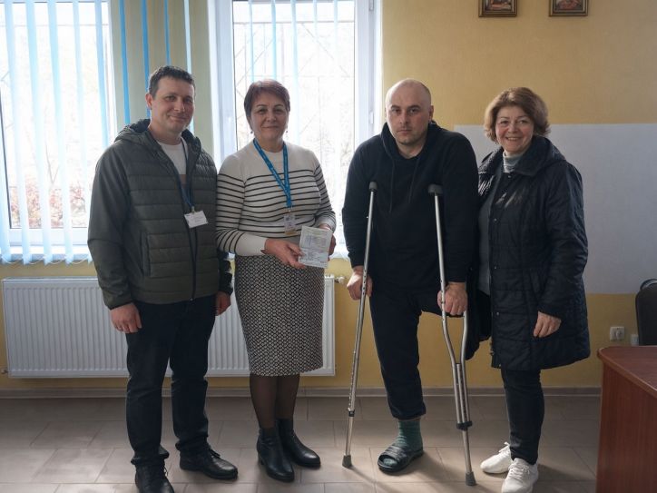 У Козові оформили закордонний паспорт військовому з Харківщини