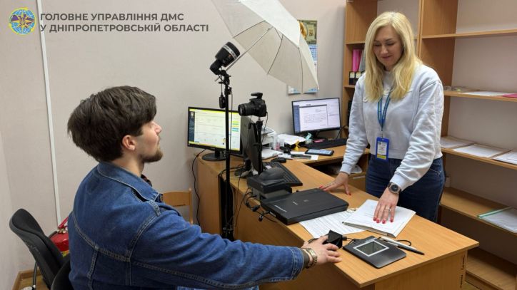 Працівники Міграційної служби успішно завершили процедуру встановлення особи та вручили чоловіку перший у його житті паспорт