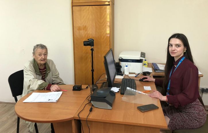 «Ще немає й сімдесяти»: 87-річна ужгородка підкорила працівників ДМС