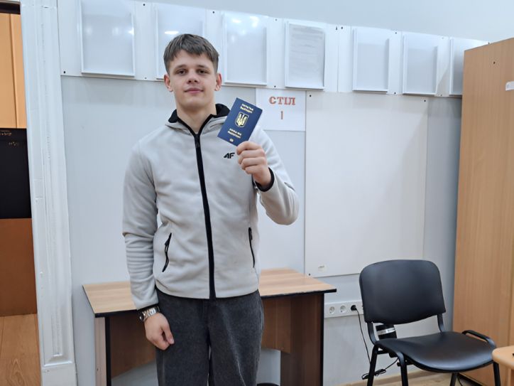 У Чернівцях оформили закордонний паспорт учаснику міжнародних змагань зі змішаних єдиноборств