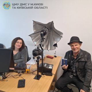 Легенда української сцени Олег Скрипка оформив закордонний паспорт у підрозділі ДМС у Києві