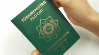 Не виїхав після скасування посвідки: іноземцю винесли рішення про повернення