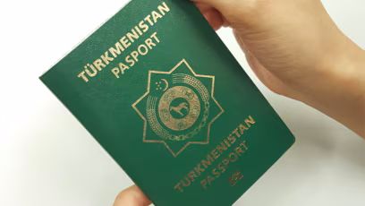 Не виїхав після скасування посвідки: іноземцю винесли рішення про повернення