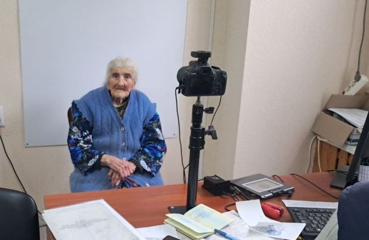 Міграційники Слов’янського відділу оформили 100-річній громадянці України закордонний паспорт