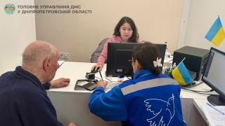Працівники Міграційної служби Дніпра відновлюють документи людям, які постраждали в наслідок ракетних ударів