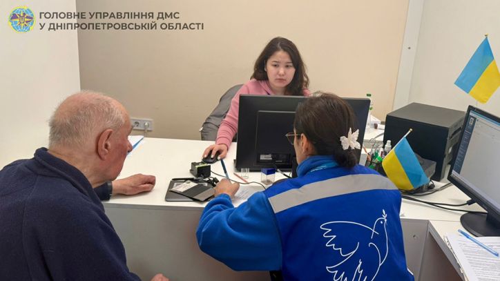 Працівники Міграційної служби Дніпра відновлюють документи людям, які постраждали в наслідок ракетних ударів
