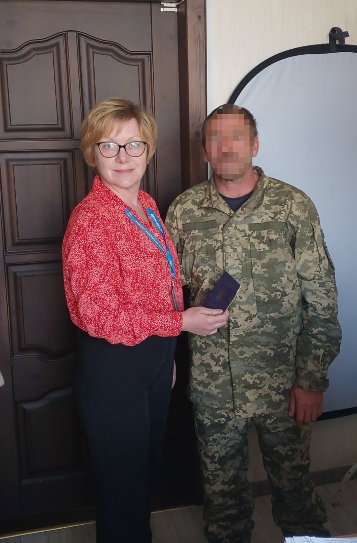 Паспорт для захисника: у Лохвиці пораненому військовому швидко оновили паспорт