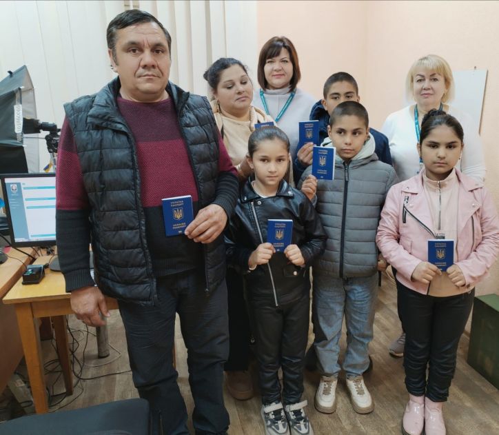 Паспорти, що додають впевненості: у Сумах ромська родина з Білопілля оформила документи для виїзду за кордон