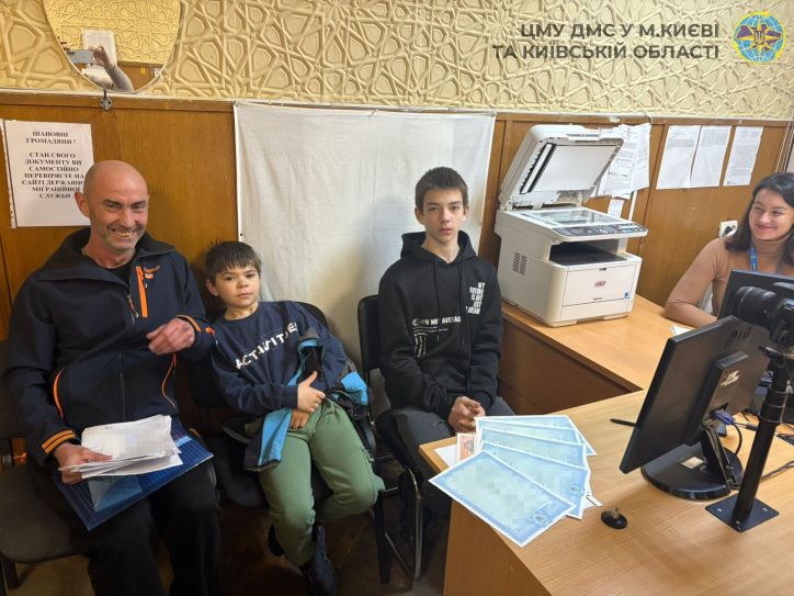 Легендарний захисник Донецького аеропорту оформив закордонні паспорти для своїх дітей у Подільському відділі ДМС у Києві