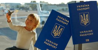Чи може батько отримати закордонний паспорт дитини, якщо документи на оформлення  подавала мати?
