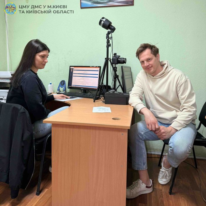 Відомий актор Валентин Томусяк оформив закордонний паспорт у Дарницькому відділі ДМС