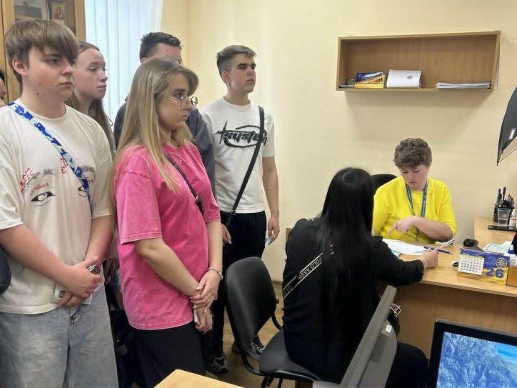 Від теорії до практики: студенти Ніжинського фахового коледжу відвідали міграційну службу