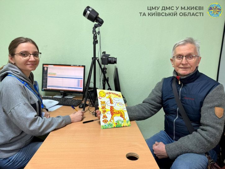 Письменник Михайло Кацило оформив закордонний паспорт у Дарницькому відділі ДМС