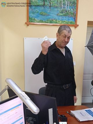 Від радянського паспорта – до сучасної ID-картки