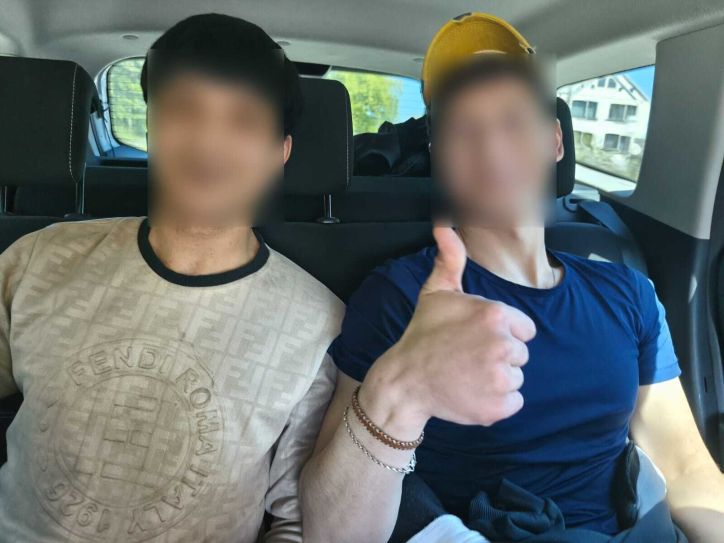 Двоє  мігрантів з неврегульованим статусом належно сприйняли завершення своєї «української» історії