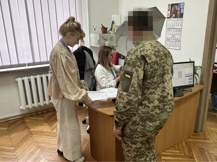 У Свалявському відділі оперативно оформили ID-картку військовослужбовцю