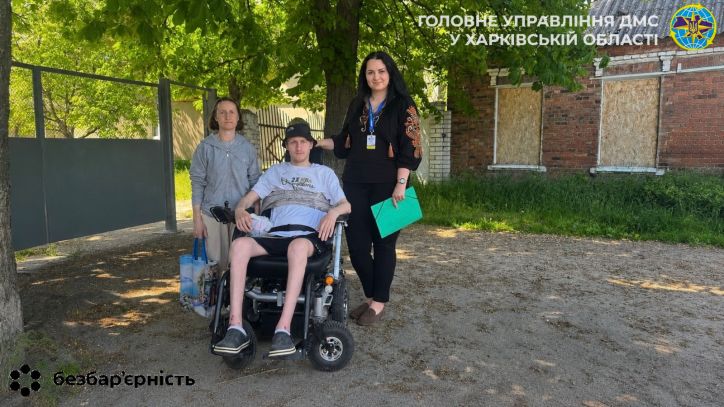 Турбота та доступність: у Харкові міграційники оформили документ вдома