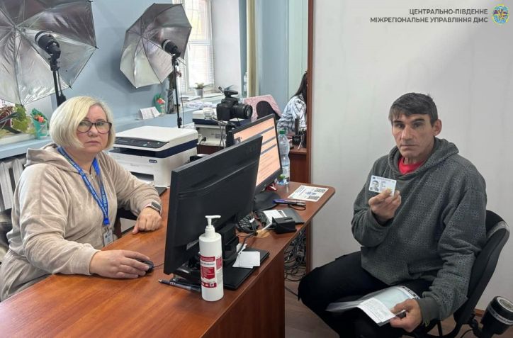 Вперше оформив паспорт громадянина України у 51 рік