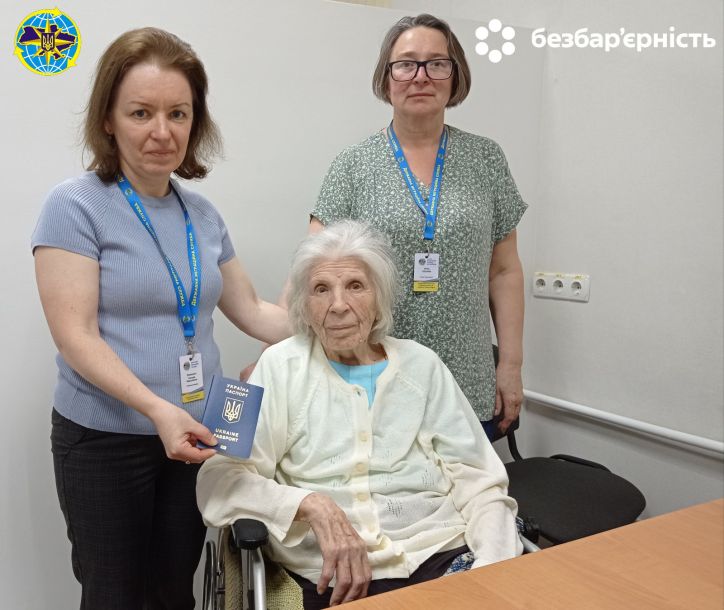 91 рік — не перешкода для нових можливостей: у Гадячі пані Людмила отримала свій перший закордонний паспорт