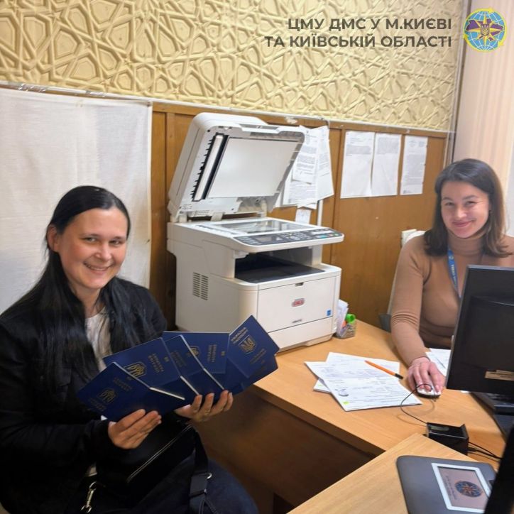 У Подільському відділі ЦМУ ДМС оформлено закордонні паспорти для багатодітної родини