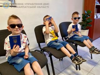 До подорожей готові: у Головному управлінні оформили документи для трійнят