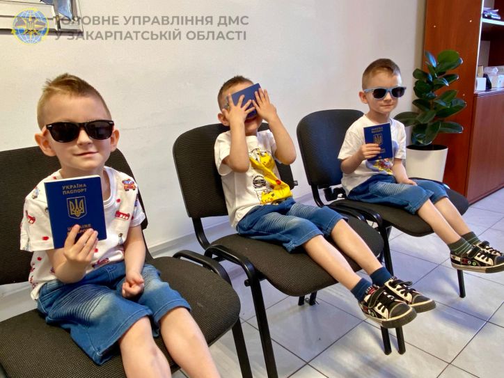 До подорожей готові: у Головному управлінні оформили документи для трійнят