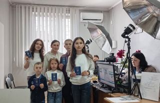 Безбарєрність у дії: одна мама і п’ятеро дітей одночасно оформили закордонні паспорти