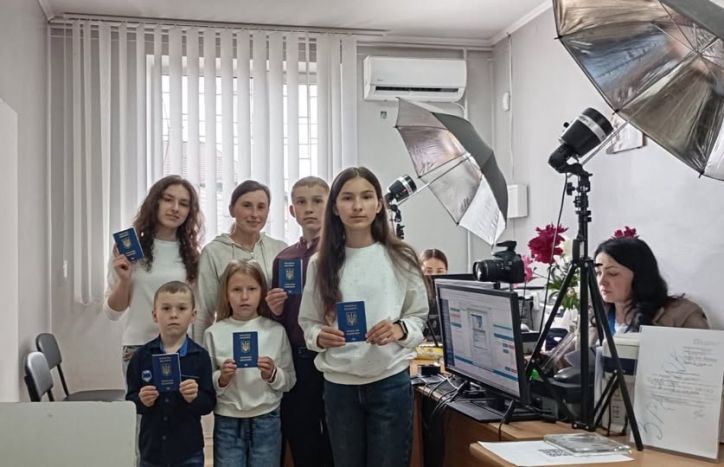 Безбарєрність у дії: одна мама і п’ятеро дітей одночасно оформили закордонні паспорти