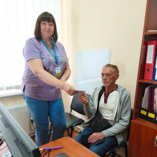 Паспорт СРСР досі в гаманцях українців: 61-річний чоловік отримав першу ID-картку
