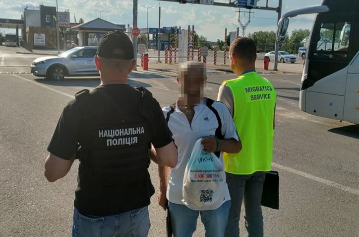 Проживав без законних підстав: громадянина Молдови примусово видворили з України