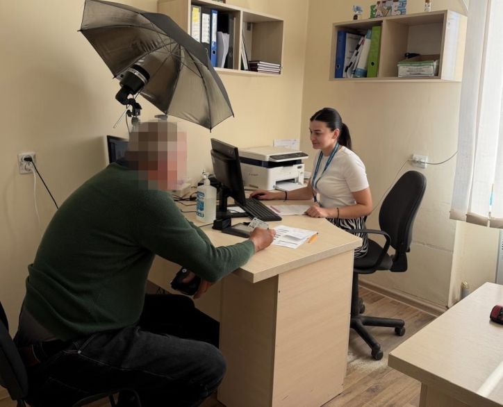У Великоберезнянському відділі ДМС військовослужбовець отримав документи, оформлені в іншому регіоні