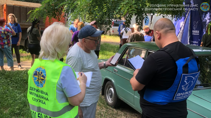 Працівники Міграційної служби продовжують допомагати громадянам, які постраждали внаслідок збройної агресії