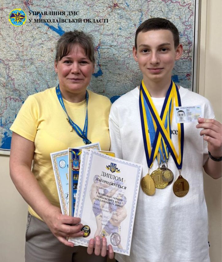 Чемпіон України з кікбоксингу та юний громадянин України:  14-річний Олександр отримав свій перший паспорт