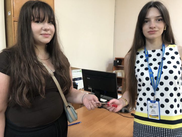 Відповідально та вчасно: 14-річна Софія самостійно оформила свій перший паспорт