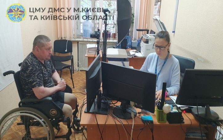 У Печерському відділі ЦМУ ДМС військовослужбовцю, який повернувся з полону, оформили паспорт громадянина України