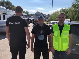 Не скористалися шансом виїхати самостійно: двох громадян Молдови видворили з України