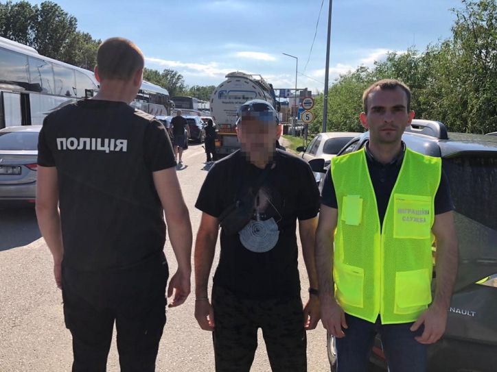 Не скористалися шансом виїхати самостійно: двох громадян Молдови видворили з України