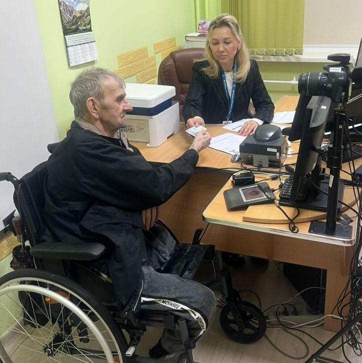 ID-картка без строку дії: У Кіцмані оформили документ людині поважного віку з інвалідністю