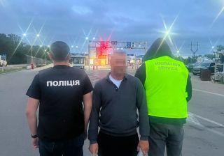 Не залишив Україну після скасування посвідки: громадянина Молдови примусово видворили