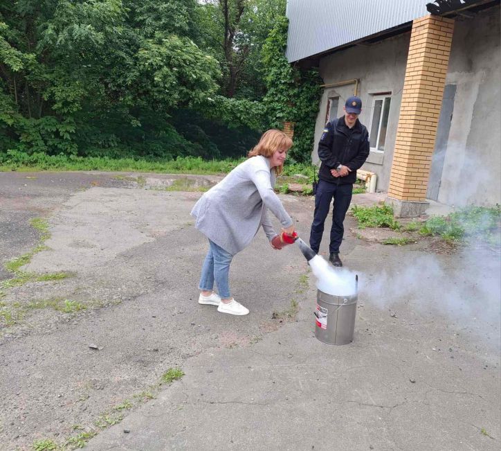 Від теорії до практики: міграційники Хмельниччини пройшли навчання з пожежної безпеки