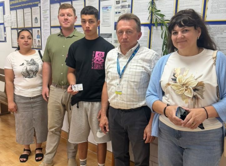 Перший паспорт у 18 років: у Сваляві документували юнака з числа ромської національної меншини