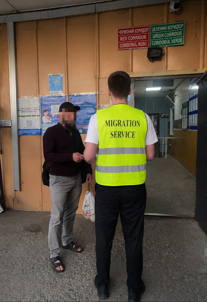 За порушення міграційного законодавства - примусове видворення: черговий неврегульований мігрант покинув межі країни