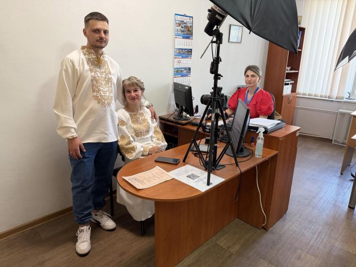 З весільного рушника - до міграційної служби
