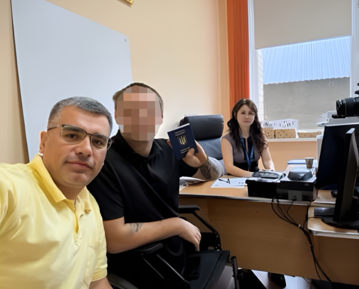 У Кіцмані військовослужбовцю допомогли оформити закордонний паспорт