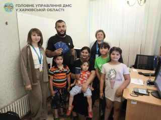 Багатодітна родина з Харківщини отримала закордонні паспорти