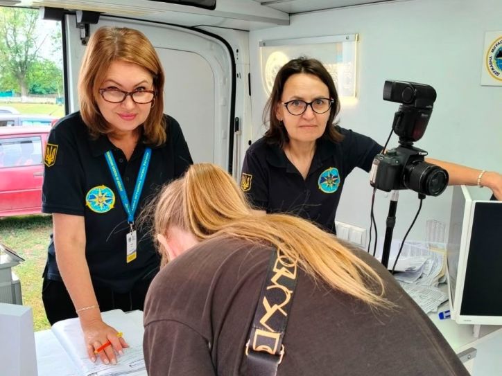 Мобільні підрозділи ДМС продовжують забезпечувати паспортними послугами жителів прифронтових громад