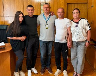 У Хустському відділі оформили паспорти двом захисникам, які повернулися з полону, та їх родинам
