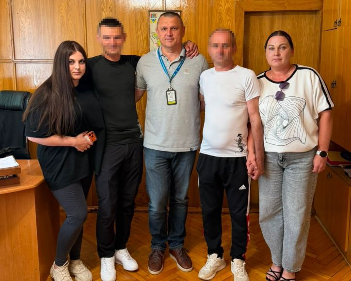 У Хустському відділі оформили паспорти двом захисникам, які повернулися з полону, та їх родинам