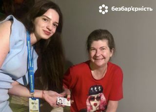 Рівний доступ до державних послуг: у ДМС Закарпаття здійснила виїзне вручення паспорта